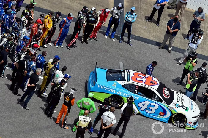 Protesta en apoyo a Darrell Wallace Jr., Richard Petty Motorsports, Chevrolet Camaro Victory Junction