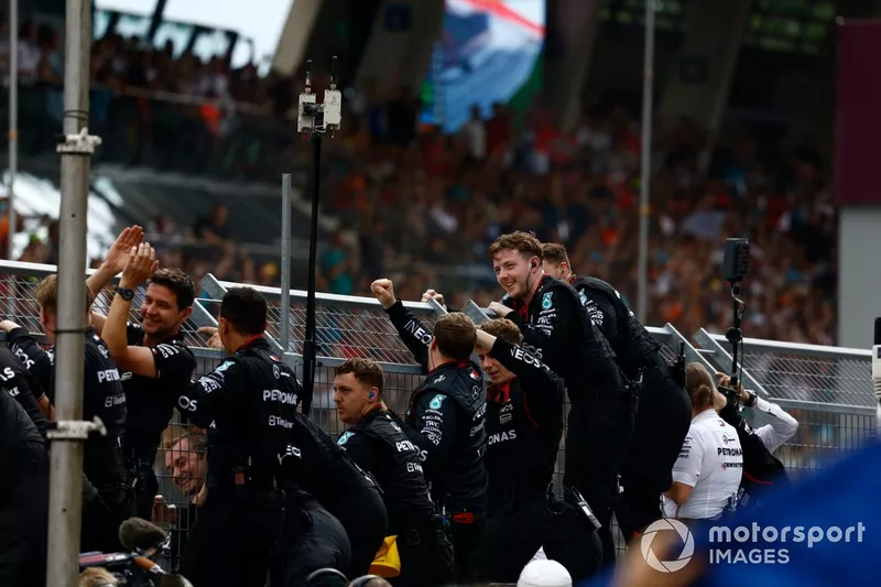 L'équipe Mercedes monte sur le muret des stands pour encourager George Russell, Mercedes F1 W15, 1ère position, à franchir la ligne d'arrivée.