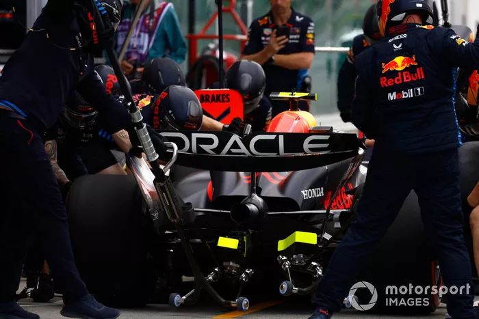 El equipo de boxes de Red Bull Racing hace una parada en boxes de Sergio Pérez, Red Bull Racing RB20 