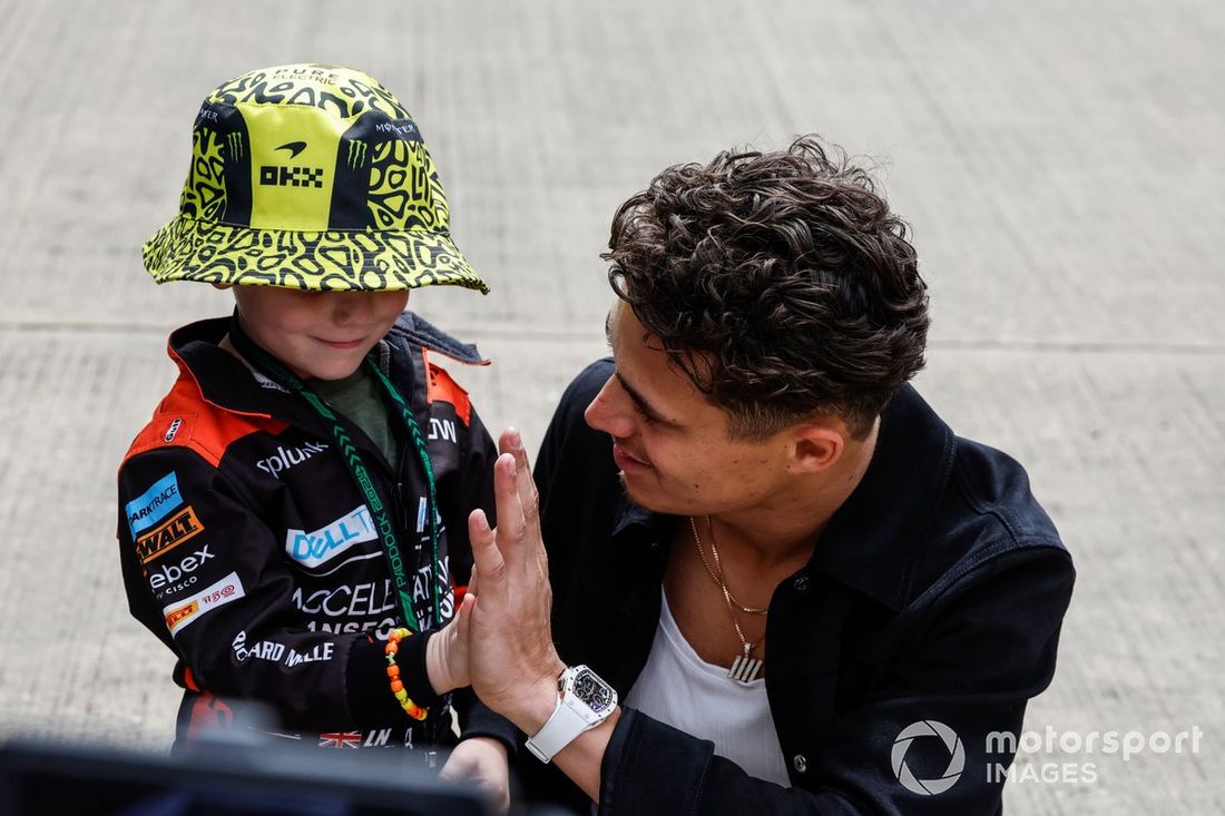 Lando Norris, McLaren F1 Team, z młodym fanem