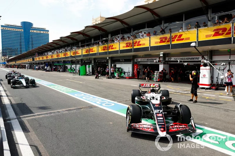 Nico Hulkenberg, Haas VF-24, sale del garaje