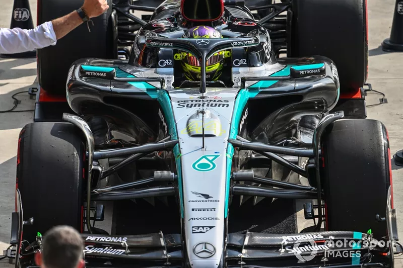 Lewis Hamilton, Mercedes F1 W15, dans la voie des stands