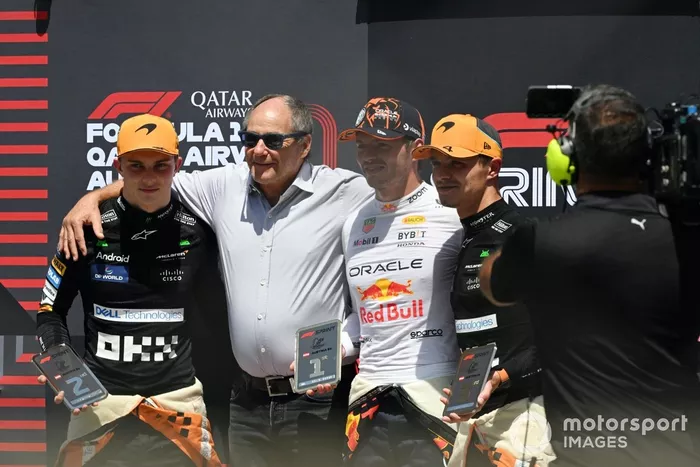 Gerhard Berger, antigo piloto austríaco de Grandes Prémios, entrega os prémios ao vencedor do Sprint, Max Verstappen, da Red Bull Racing, Oscar Piastri, da McLaren F1 Team, e Lando Norris, da McLaren F1 Team 