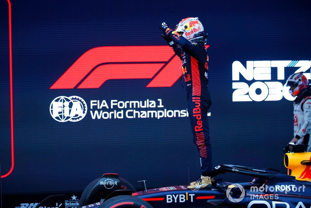 Max Verstappen, Red Bull Racing, 1ª posición, celebra su llegada al Parc Ferme