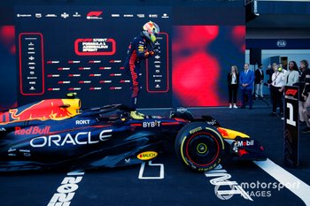 Victoria de Checo Pérez en Bakú tras duelo con Verstappen