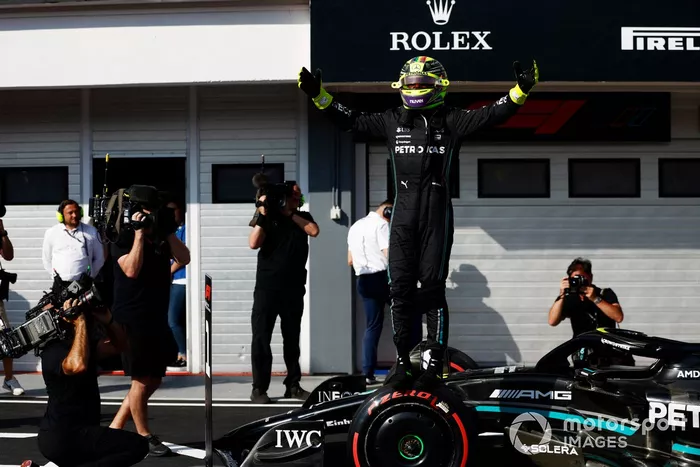 El hombre de la pole Lewis Hamilton, Mercedes-AMG, lo celebra en Parc Ferme