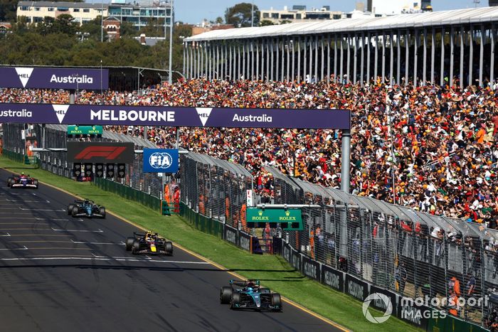 George Russell, Mercedes F1 W15, Sergio Pérez, Red Bull Racing RB20, Lance Stroll, Aston Martin AMR24