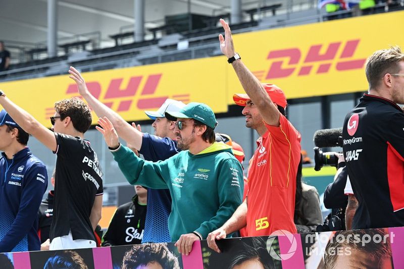 Fernando Alonso, Aston Martin F1 Team, Carlos Sainz, Scuderia Ferrari, durante el desfile de pilotos. 