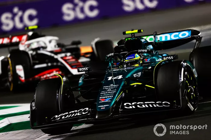 Fernando Alonso, Aston Martin AMR24, Nico Hulkenberg, Haas VF-24
