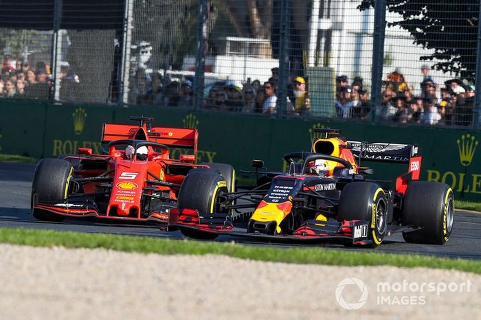 Max Verstappen, Red Bull Racing RB15 pasa a Sebastian Vettel, Ferrari SF90 