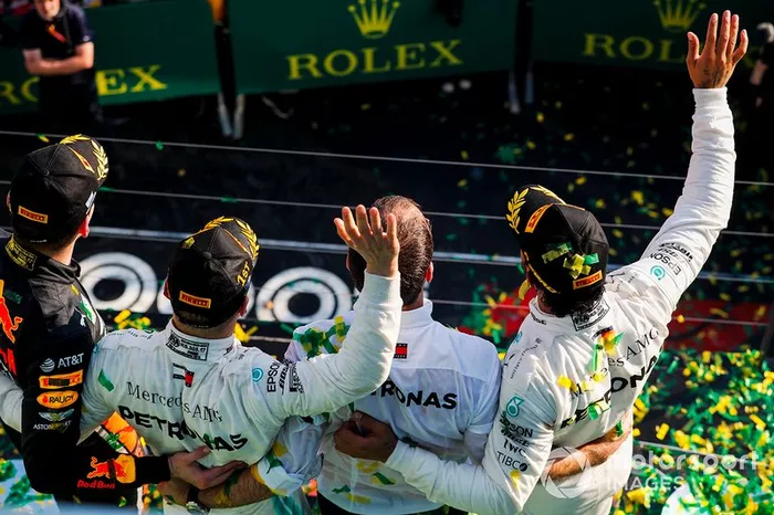 Lewis Hamilton, Mercedes AMG F1, un representante de Mercedes Valtteri Bottas, Mercedes AMG F1 y Max Verstappen, Red Bull Racing