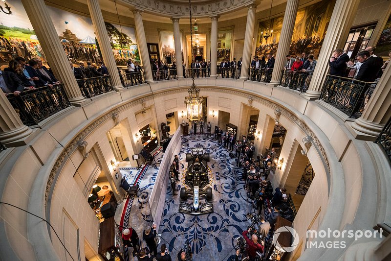Romain Grosjean, Haas F1 Team, Kevin Magnussen, Haas F1 Team, Guenther Steiner, Team Principal, Haas F1 e William Storey, CEO Rich Energy posano pr i fotografi, dietro alla VF-18 del Team Haas F1, con la livrea 2019