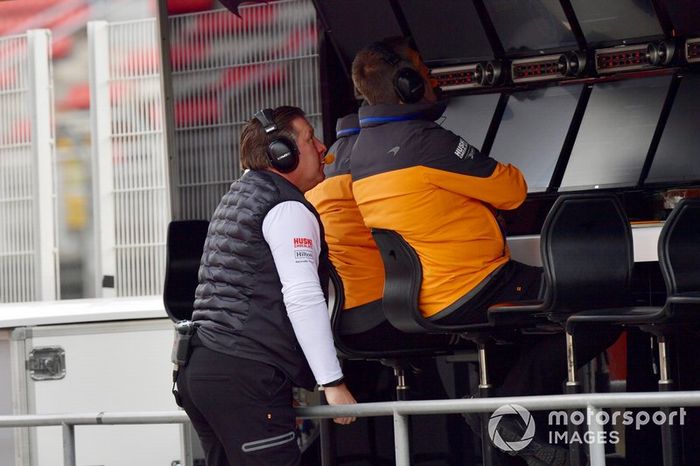 Zak Brown, CEO de McLaren Racing en el pórtico de la pared del pits