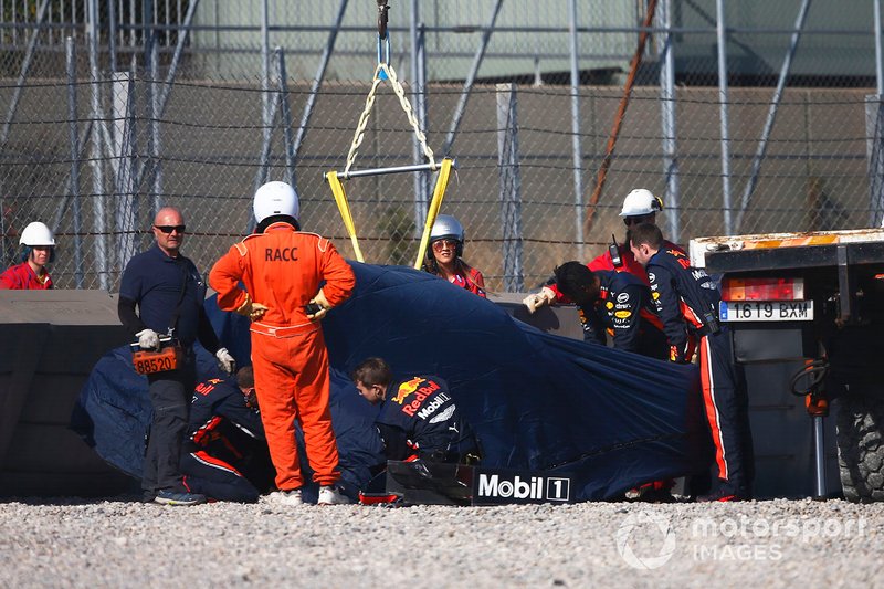La voiture endommagée de Pierre Gasly, Red Bull Racing RB15 est dégagée