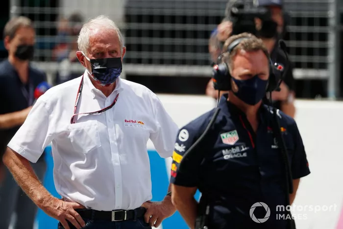 Helmut Marko, asesor de Red Bull Racing, y Christian Horner, director del equipo de Red Bull Racing, en la parrilla