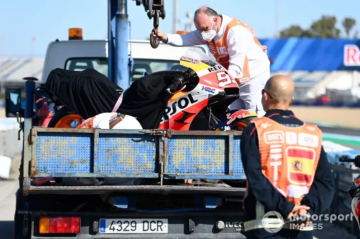 Moto de Marc Márquez, Repsol Honda Team, después de la caída