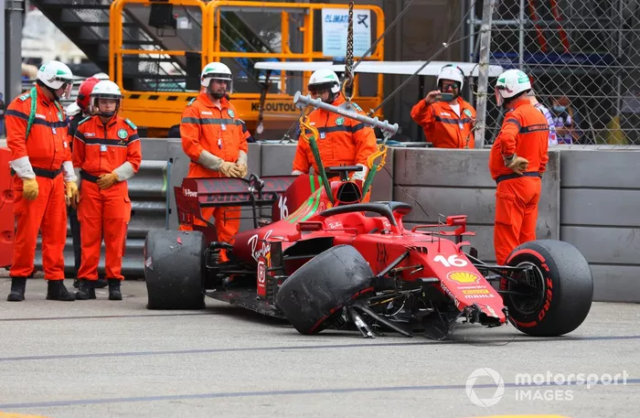 Los comisarios retiran el coche de Charles Leclerc, Ferrari SF21