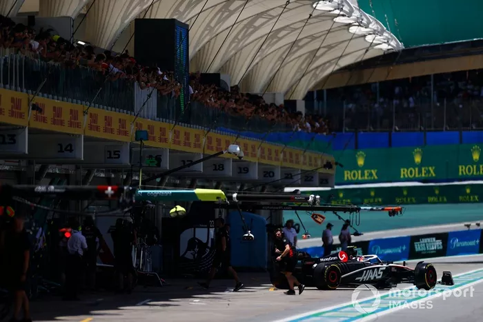 Nico Hulkenberg, Haas VF-23, sale del garaje