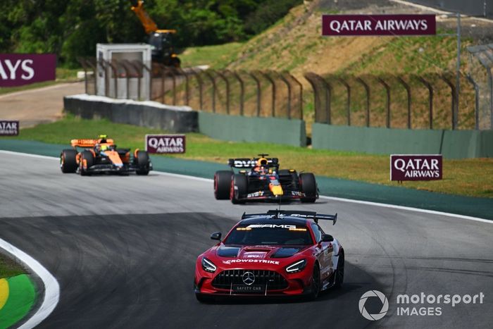 El Coche de Seguridad Max Verstappen, Red Bull Racing RB19, Lando Norris, McLaren MCL60