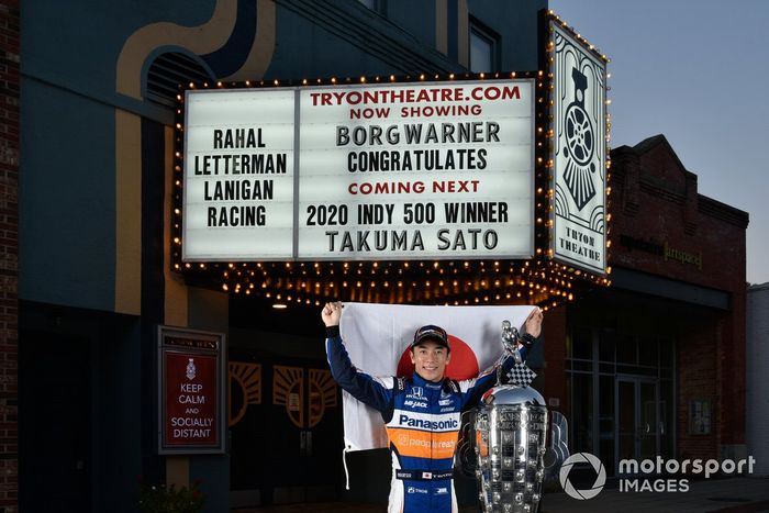 Takuma Sato con el Trofeo Borg-Warner en el Teatro Tryon