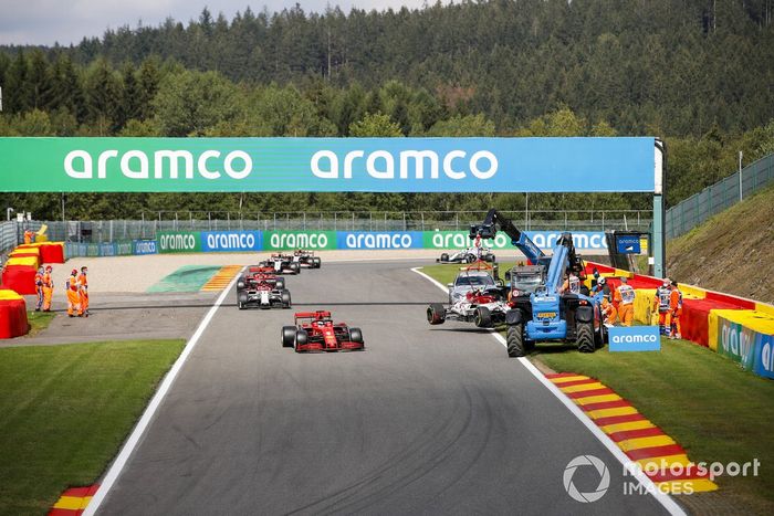 Los oficiales retiran el coche de Antonio Giovinazzi, Alfa Romeo Racing C39, como Sebastian Vettel, Ferrari SF1000, Kimi Raikkonen, Alfa Romeo Racing C39, y Charles Leclerc, Ferrari SF1000