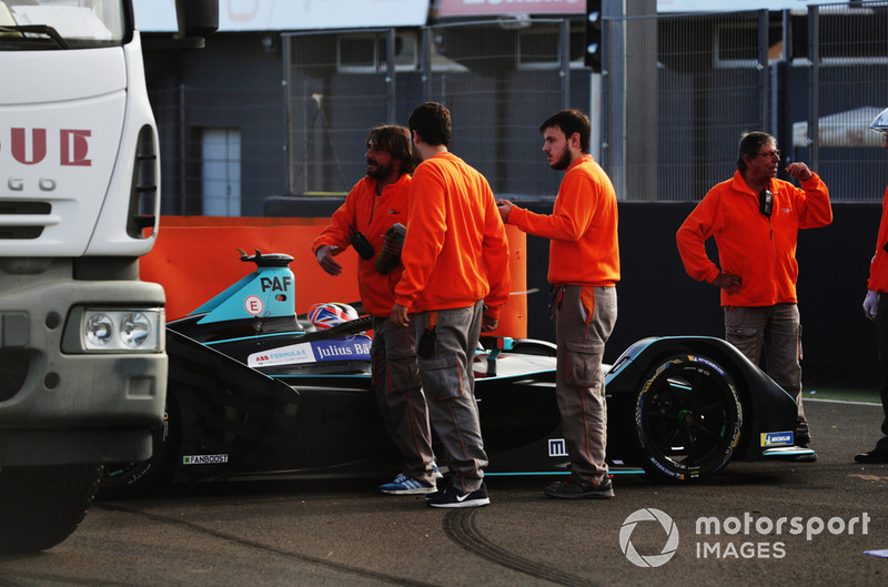 Gary Paffett, HWA Racelab, VFE-05, is recovered by the marshals.