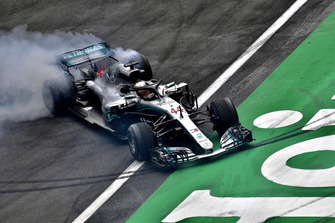 Lewis Hamilton, Mercedes-AMG F1 W09 EQ Power+ fait des donuts pour fêter son cinquième titre