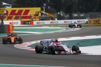 Esteban Ocon, Racing Point Force India VJM11 and Stoffel Vandoorne, McLaren MCL33