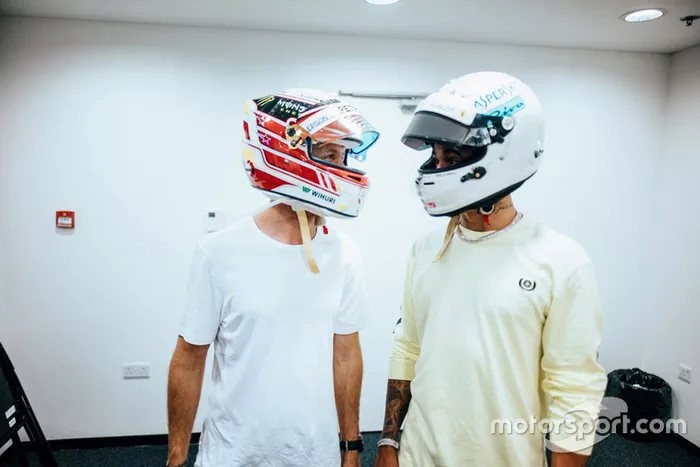 Lewis Hamilton, Mercedes AMG F1, et Sebastian Vettel, Ferrari, échangent leurs casques