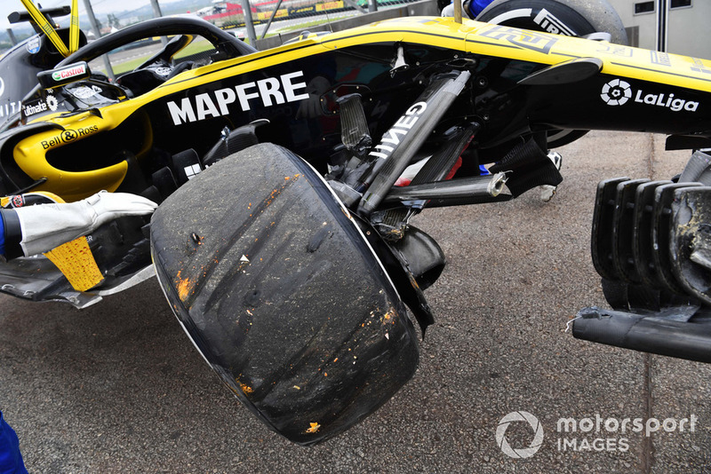 Болід Ніко Хюлькенберга, Renault Sport F1 Team R.S. 18, накритий після аварії у другій практиці
