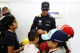 Daniel Ricciardo, Red Bull Racing, zet handtekeningen