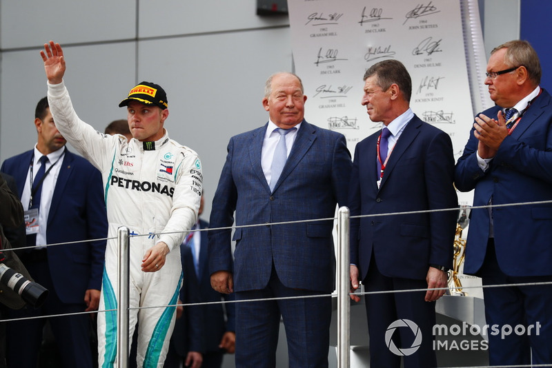 Le deuxième, Valtteri Bottas, Mercedes AMG F1, sur le podium
