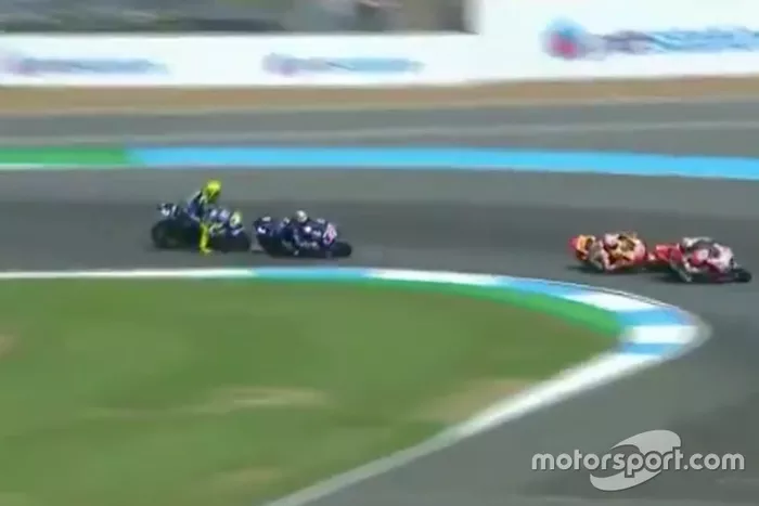 Rossi clava los frenos para no impactar con Maverick (Captura vídeo MovistarTV)