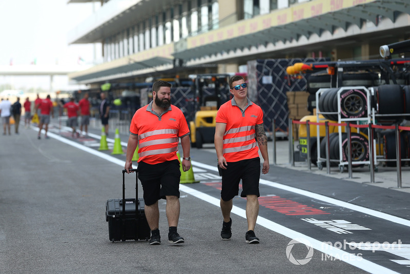 Suasana pit lane