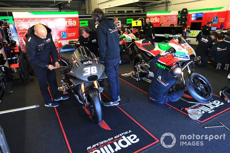 L'Aprilia di Bradley Smith nel garage