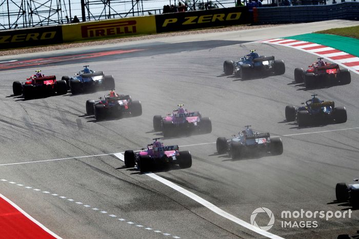 Kimi Raikkonen, Ferrari SF71H, pasa a Lewis Hamilton, Mercedes AMG F1 W09 EQ Power+