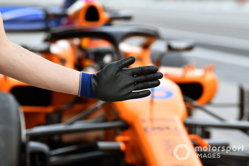 Carlos Sainz Jr., McLaren MCL33 derrière la main d'un mécanicien