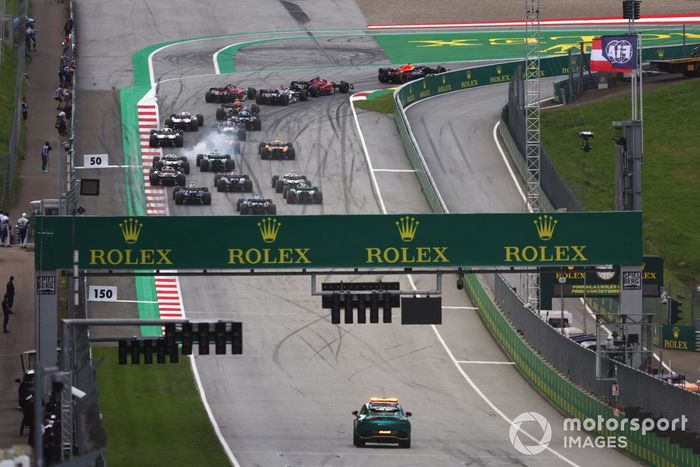 Max Verstappen, Red Bull Racing RB18, Charles Leclerc, Ferrari F1-75, Carlos Sainz, Ferrari F1-75, George Russell, Mercedes W13, el resto a través de la primera curva en la salida
