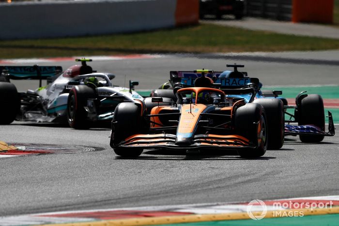 Lando Norris, McLaren MCL36, Fernando Alonso, Alpine A522, Lewis Hamilton, Mercedes W13 