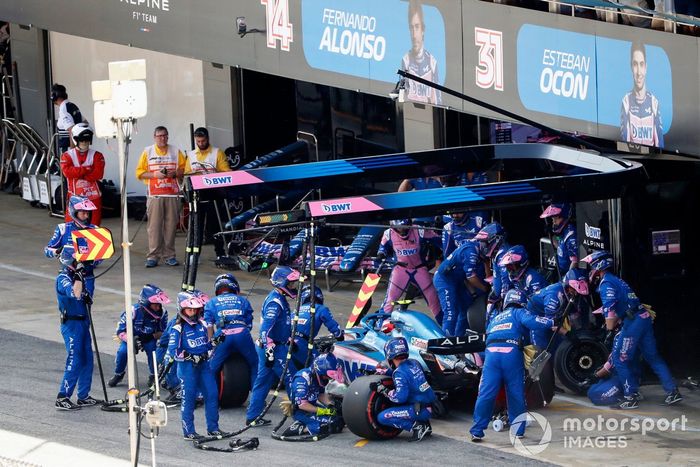 Esteban Ocon, Alpine A522, hace una parada en boxes 