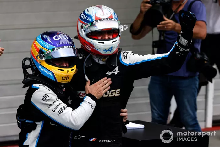 Fernando Alonso, Alpine F1, felicita y celebra con Esteban Ocon, Alpine F1, la 1ª posición, en el Parc Ferme
