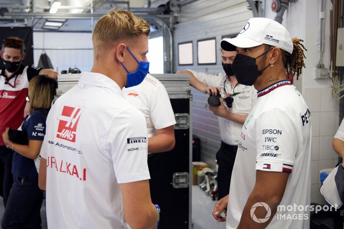 Mick Schumacher, Haas F1, habla con Lewis Hamilton, Mercedes