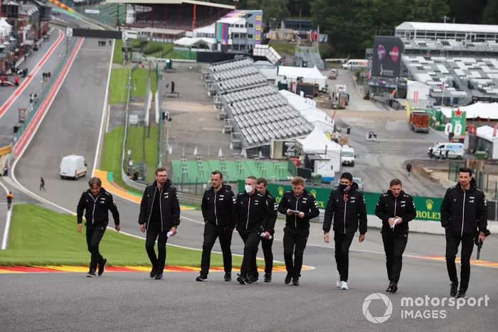 Esteban Ocon, Alpine F1, recorre la pista con miembros de su equipo