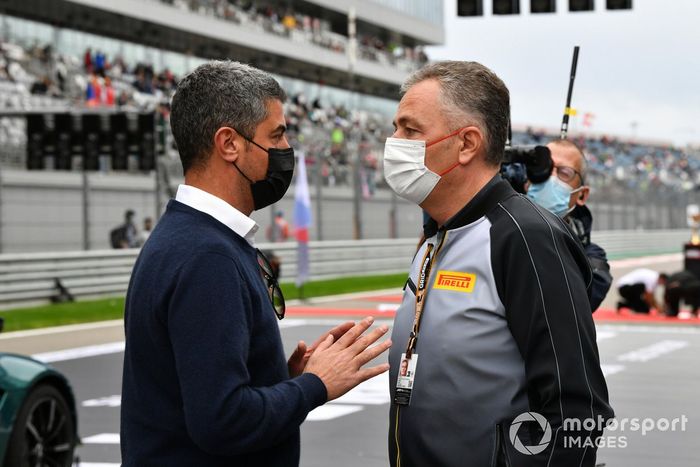 Michael Masi, Director de Carrera de la FIA, con Mario Isola, Director de Carrera de Pirelli Motorsport, en la parrilla de salida