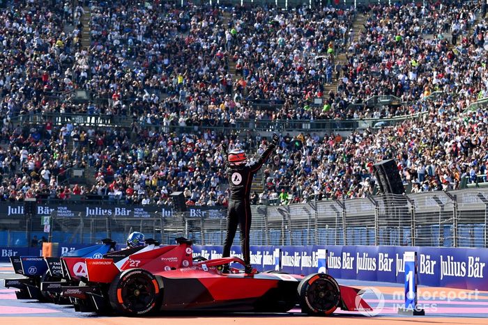 Jake Dennis, Andretti Autosport, 1ª posición, celebra tras la carrera