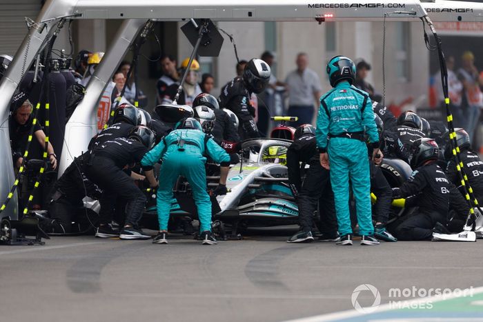Lewis Hamilton, Mercedes W13, en boxes