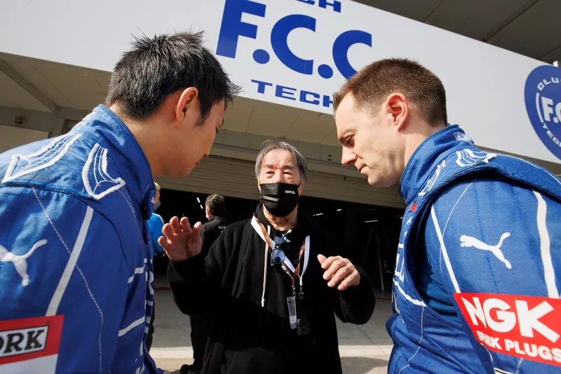 平峰一貴、ベルトラン・バゲットと話し込む星野一樹。チャンピオンとしての振る舞いを説いたとか