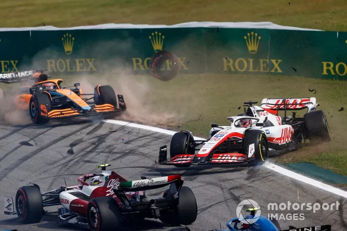 Daniel Ricciardo, McLaren MCL36, Kevin Magnussen, Haas VF-22, se estrellan
