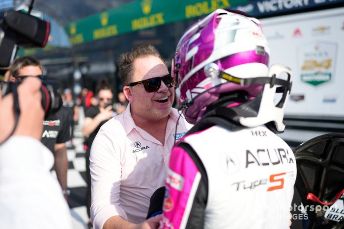 Ganador de la pole #60 Meyer Shank Racing w/ Curb Agajanian Acura ARX-06: Tom Blomqvist congratulated by Michael Shank