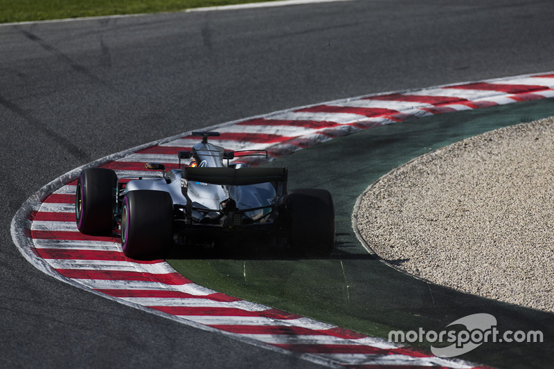 Lewis Hamilton, Mercedes AMG F1 W08, runs wide onto a kerb